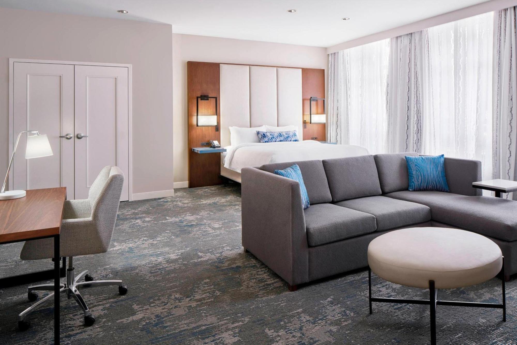 Hotel By Marriott Downtown/convention Center 3*